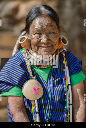 Hung Shen, 88 Jahre alte Magan Chin Frau mit Gesicht Tattoos in Mindat, Myanmar. Stockfoto