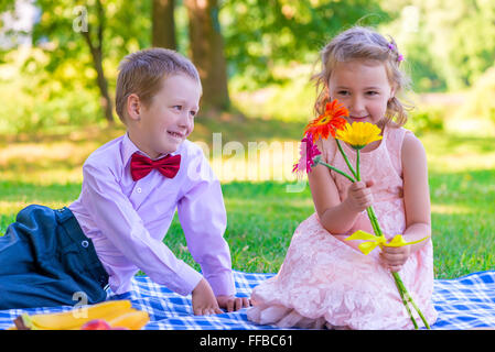 6 Jahre alten Kinder auf ein Datum in der Sommerpark Stockfoto