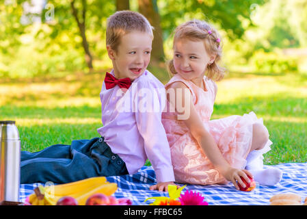 Porträt von Kindern auf ein Picknick im park Stockfoto