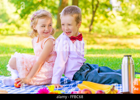 glückliche Kinder in ein schönes Kleid zu einem Picknick im park Stockfoto