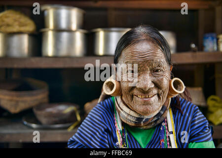 Hung Shen, 88 Jahre alte Magan Chin Frau mit Gesicht Tattoos in Mindat, Myanmar. Stockfoto