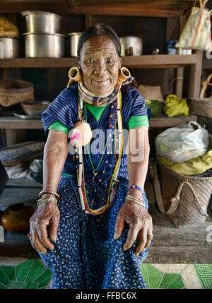 Hung Shen, 88 Jahre alte Magan Chin Frau mit Gesicht Tattoos in Mindat, Myanmar. Stockfoto