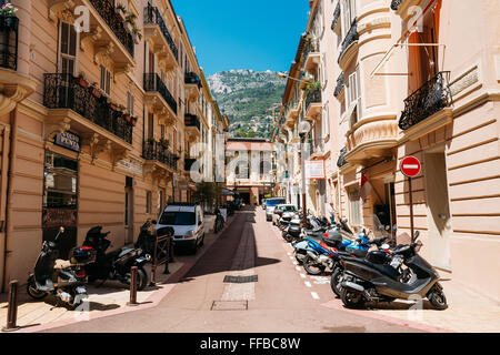 Monte-Carlo, Monaco-28. Juni 2015: Motorräder Motorräder Roller in Zeile in Stadt Straße geparkt Stockfoto