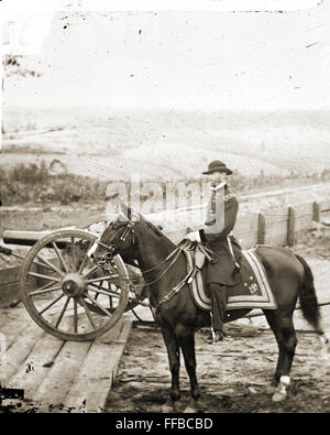 General William T. Sherman auf dem Pferderücken in Bundesrepublik Fort Nr. 7-Atlanta, Ga. Fotografieren des Krieges im Westen. Diese Fotografien sind von Sherman in Atlanta, September-November 1864. Nach dreieinhalb Monaten des unaufhörlichen manövrieren und viel harten Kämpfen gezwungen Sherman Haube, die Munition Zentrum der Konföderierten Armee zu verlassen. Sherman blieb dort ruhen seine Männer Krieg getragen und sammeln Vorräte, fast zweieinhalb Monate. Während der Besetzung gemacht George N. Barnard, offizieller Fotograf der Chief Engineer Office die beste Dokumentation des Krieges im Westen. Stockfoto