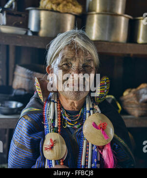 Gieren Sie, Shen, Magan Chin Frau mit Gesicht Tattoos in Mindat, Myanmar. Stockfoto