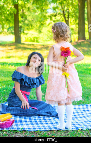 Tochter hält ein Geschenk zum Muttertag Stockfoto