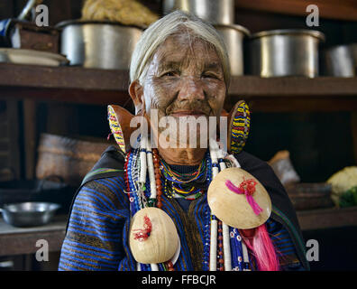 Gieren Sie, Shen, Magan Chin Frau mit Gesicht Tattoos in Mindat, Myanmar. Stockfoto