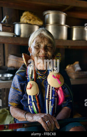 Gieren Sie, Shen, Magan Chin Frau mit Gesicht Tattoos in Mindat, Myanmar. Stockfoto