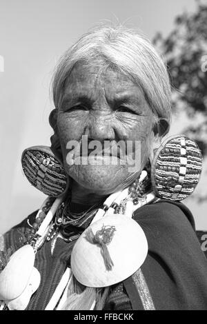 Gieren Sie, Shen, Magan Chin Frau mit Gesicht Tattoos in Mindat, Myanmar. Stockfoto