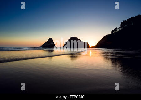 Heceta Head Beach befindet sich an der schönen Küste von Oregon bei Sonnenuntergang auf einer klaren Sommerabend in der Nähe von Dämmerung. Stockfoto