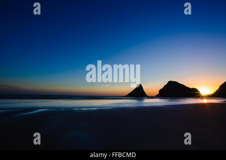 Heceta Head Beach befindet sich an der schönen Küste von Oregon bei Sonnenuntergang auf einer klaren Sommerabend in der Nähe von Dämmerung. Stockfoto