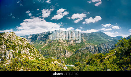 Panorama der erstaunlichen Landschaft der Gorges Du Verdon in Süd-Ost-Frankreich. Provence-Alpes-Cote d ' Azur. Stockfoto
