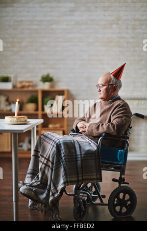 Senior woman auf Rollstuhl feiert seinen Geburtstag auf eigene Faust Stockfoto