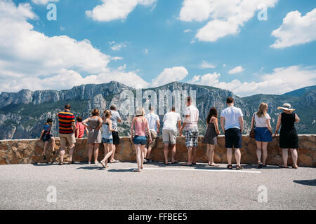 Verdon, Frankreich - 29. Juni 2015: Leute betrachten Berge von Lookout im Gorges Du Verdon, Frankreich. Stockfoto