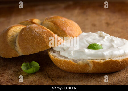 Gesunde Bio Vollkorn-Bagel mit Frischkäse Stockfoto