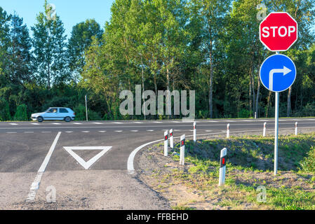 Kreuzung der Landstraße und fahrenden Auto Stockfoto