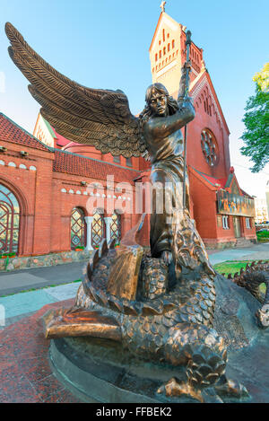 Vor der Kirche ist eine Bronze-Skulptur des Erzengels Michael (1996, skulpturale. Golubev), die seit langem als t Stockfoto