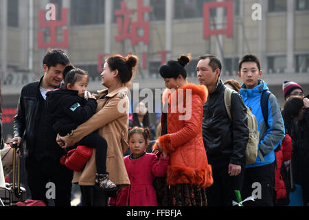 Peking, China. 12. Februar 2016. Passagiere verlassen Beijing Railway Station im Zentrum von Peking, die Hauptstadt von China, 12. Februar 2016. Bahnhöfe auf der ganzen Nation erlebt wogenden Passagierströme am Freitag, als das Frühlingsfest bis zum Ende kamen und die Leute begannen wieder in die Schule zu arbeiten. © Ju Huanzong/Xinhua/Alamy Live-Nachrichten Stockfoto