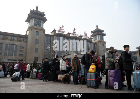 Peking, China. 12. Februar 2016. Passagiere verlassen Beijing Railway Station im Zentrum von Peking, die Hauptstadt von China, 12. Februar 2016. Bahnhöfe auf der ganzen Nation erlebt wogenden Passagierströme am Freitag, als das Frühlingsfest bis zum Ende kamen und die Leute begannen wieder in die Schule zu arbeiten. © Ju Huanzong/Xinhua/Alamy Live-Nachrichten Stockfoto