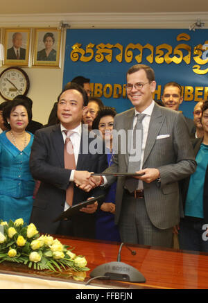 Phnom Penh, Kambodscha. 12. Februar 2016. Präsident von Kambodscha Chamber Of Commerce Kith Meng (L, vorn) schüttelt Hände mit Vorsitzender der European Chamber Of Commerce in Kambodscha Emmanuel Menanteau während einer feierlichen Unterzeichnung in Phnom Penh, Kambodscha, 12. Februar 2016. Kambodscha und der Europäischen Union unterzeichneten ein Memorandum of Understanding am Freitag zu ihrer Handels- und Investitionsbeziehungen Beziehungen stärken. © Sovannara/Xinhua/Alamy Live-Nachrichten Stockfoto