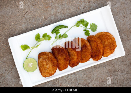 Garnele Wurströllchen ist eine köstliche & köstliche Vorspeise, das im Mund schmilzt. Stockfoto