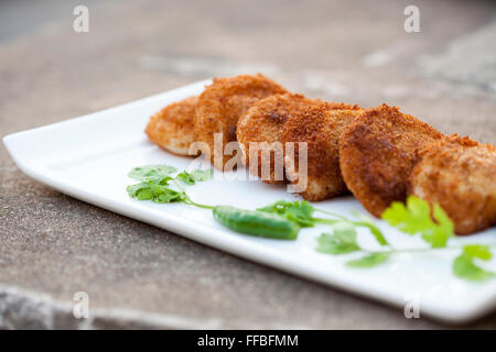 Garnele Wurströllchen ist eine köstliche & köstliche Vorspeise, das im Mund schmilzt. Stockfoto