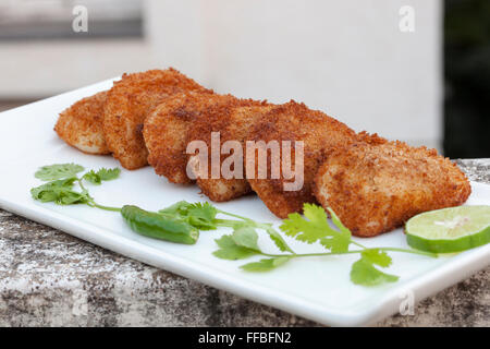 Garnele Wurströllchen ist eine köstliche & köstliche Vorspeise, das im Mund schmilzt. Stockfoto