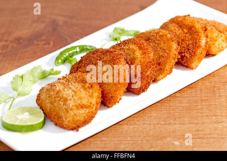 Garnele Wurströllchen ist eine köstliche & köstliche Vorspeise, das im Mund schmilzt. Stockfoto