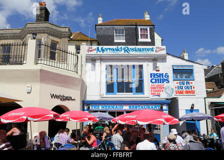 Das beliebte Meerjungfrau Fish and Chips Restaurant an Hastings Strandpromenade am Rock-a-Nore, East Sussex, England, UK Stockfoto