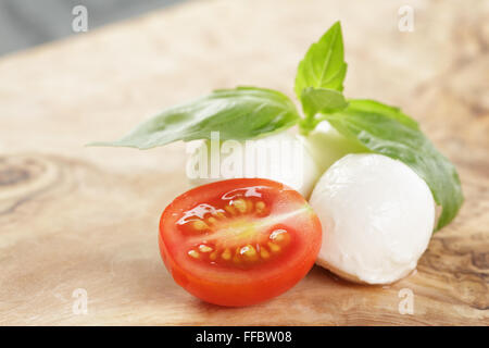 Kleine Mozzarellakugeln mit Pflaumentomaten Stockfoto