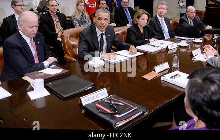 US-Präsident Barack Obama trifft sich mit Mitgliedern seiner Staatssicherheit Team und Cyber-Berater bei einem Treffen im Roosevelt Room des weißen Hauses 9. Februar 2016. Der Präsident und sein Team diskutiert neue Maßnahmen zur Verbesserung der Nation Cyber-Sicherheit, einschließlich der Maßnahmen, die beschrieben werden in den Vorschlag des Präsidenten FY2017 Haushalt. Bildnachweis: Olivier Douliery / über CNP - kein Draht-SERVICE - Pool Stockfoto