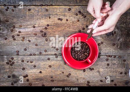 Tägliche Dosis Kaffee Tasse mit Spritze Stockfoto