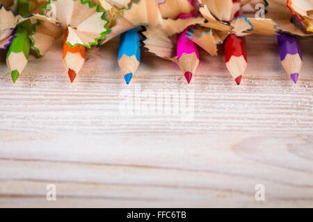 Kreativ mit Bleistiften und Bleistift Späne auf hölzernen Hintergrund Stockfoto