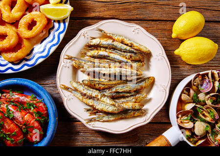 Tapas spanische Meeresfrüchte Muscheln Garnelen Calamares Romana und gebratene Sardellen Fisch Stockfoto