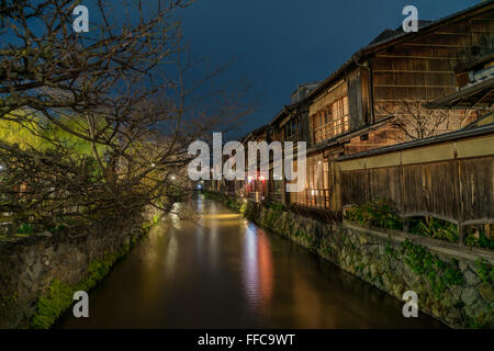 Nacht-Ansicht von Gion Shirakawa Kanal, Kyoto, Japan Stockfoto