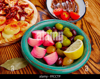 Oliven und Zwiebel pickles Tapas mit Sardellen und Oktopus gallega Stockfoto