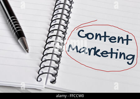 Content Marketing Wort auf Notebook Seite Stockfoto