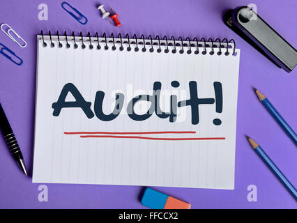 Audit-Wort geschrieben am Notebook Seite Stockfoto