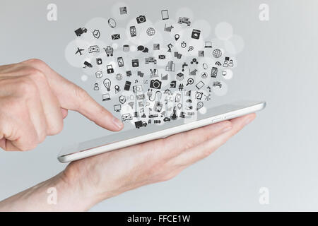 Internet der Dinge (IoT) Konzept mit Händen mit tablet