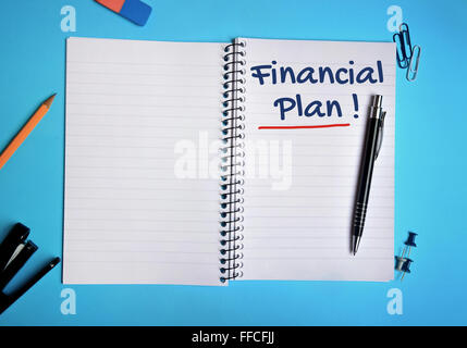 Finanzielle Plan Wort auf Notebook Seite Stockfoto