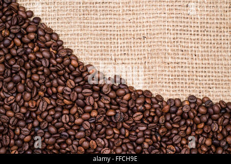 Kaffeebohne-Hintergrund-Design mit Sackleinen Textil Stockfoto
