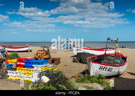 Fischerboote am Strand von Aldeburgh, Suffolk, UK Stockfoto
