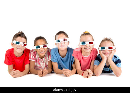 Gruppe von Kindern mit 3D-Brille isoliert in weiß Stockfoto