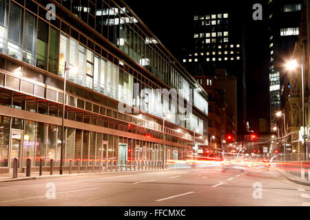 FRANKFURT AM MAIN, Deutschland - Januar 16, 2015: Ein Blick auf die beleuchtete Neue Mainzer Straße von Willy Brand Platz mit Motion blur Effekte. Stockfoto