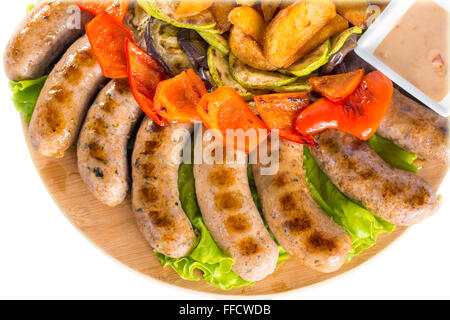 Gegrillte Würstchen mit Gemüse und sauce Stockfoto