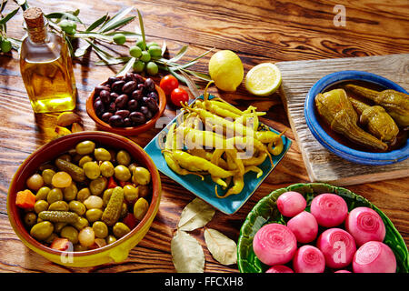 Tapas-Gurken mischen Oliven Chili Zwiebel Aubergine aus Spanien Stockfoto