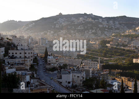 Sonnenaufgang über der alten Stadt von Nablus, Westjordanland, Palästina nach der üblichen Nacht von Bombenanschlägen und Waffe kämpfen. Stockfoto