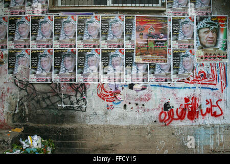 Yasser Arafat Plakate nach seinem Tod an der Wand eines Gebäudes im Flüchtlingslager Balata in Nablus, Westjordanland, Palästina. Stockfoto