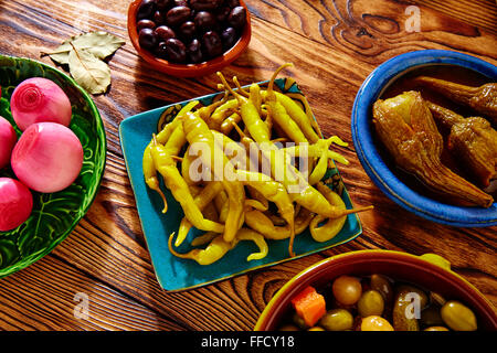 Tapas-Gurken mischen Oliven Chili Zwiebel Aubergine aus Spanien Stockfoto