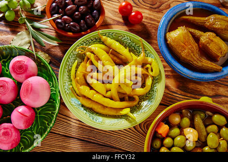 Tapas-Gurken mischen Oliven Chili Zwiebel Aubergine aus Spanien Stockfoto